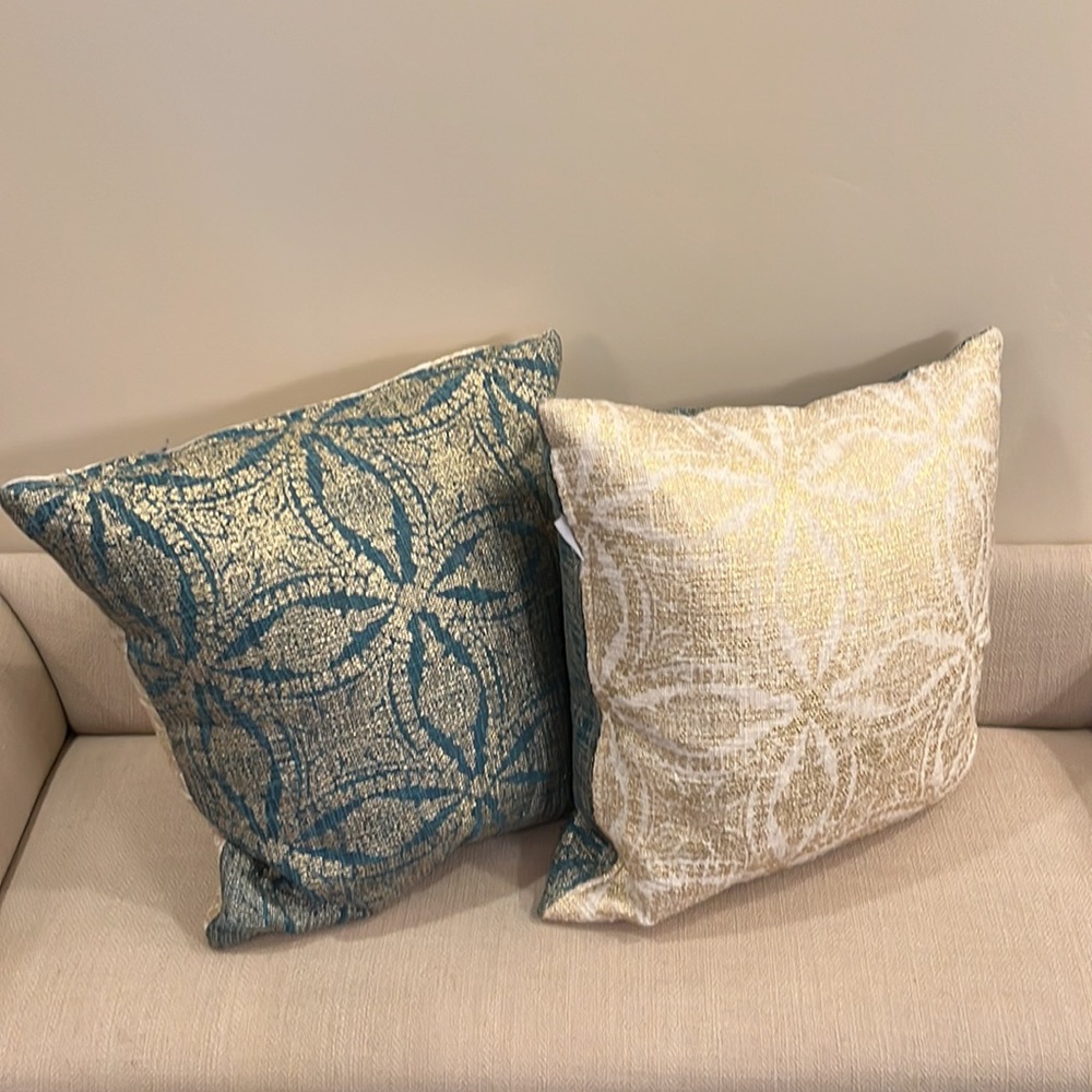 Set of pillows.